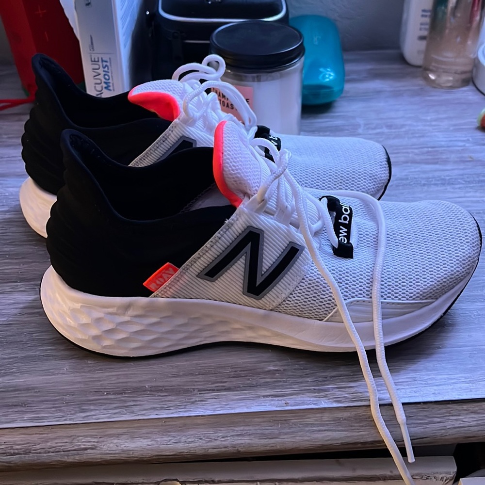 New balance tennis shoes white only worn a few times just cleaned no scratches